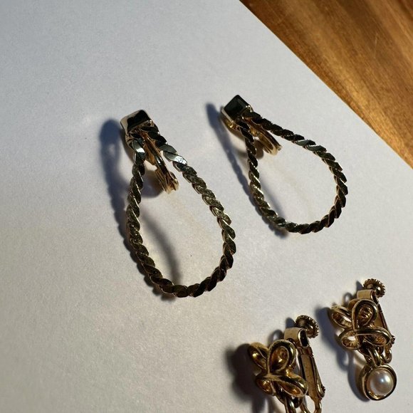 Lot of 2 Both signed Gold Tone Clip On Earrings Napier / Monet - Picture 8 of 12